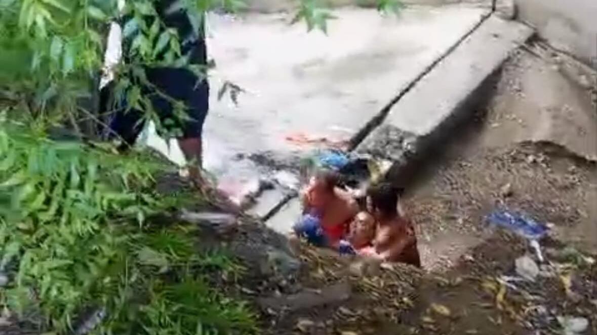 Hombre se lanzó a un barranco para evitar ser asesinado y el sicario se tiró tras de él en Portoviejo