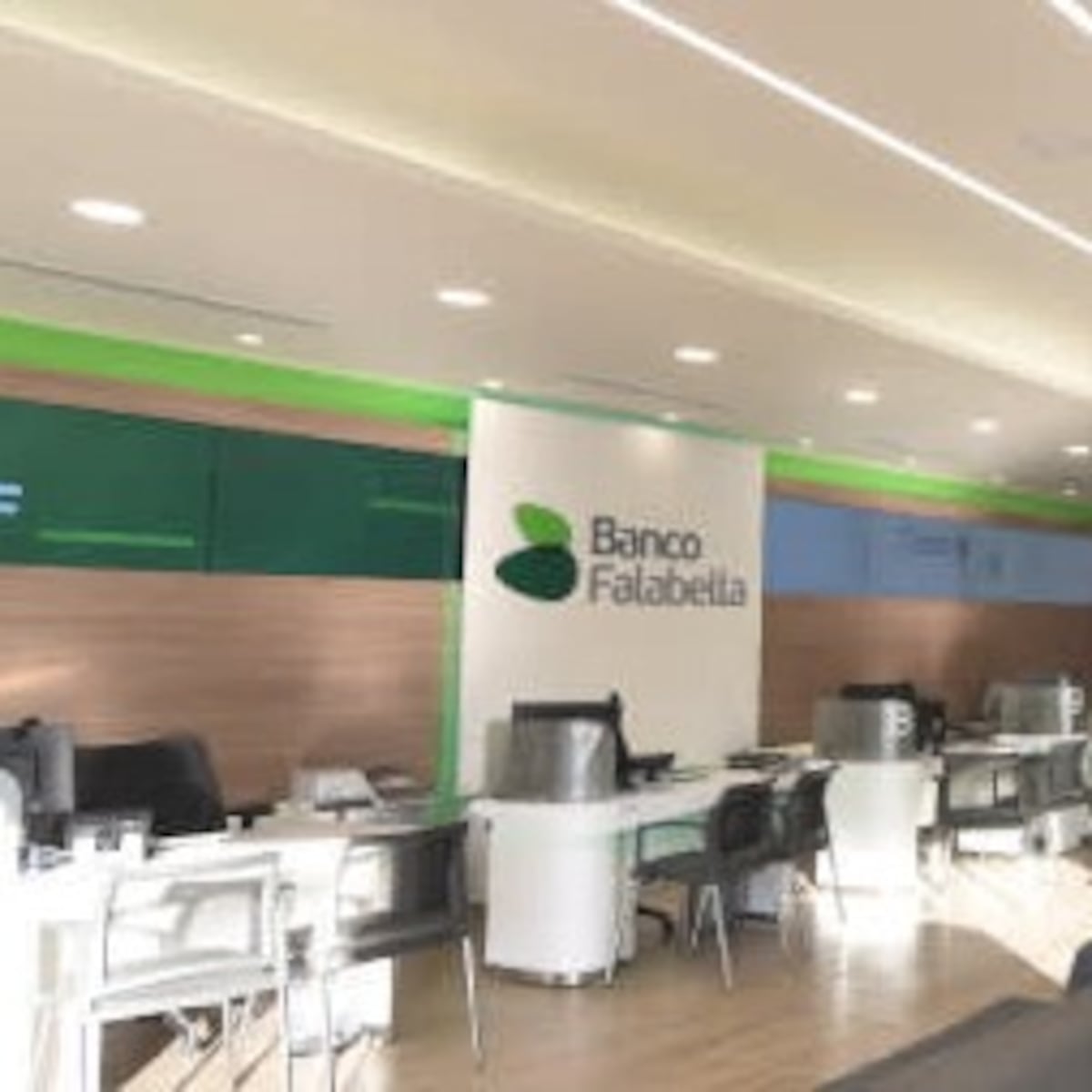 Robo de $70 millones en Banco Falabella de Colina Robo de $70 millones en Banco Falabella de Colina
