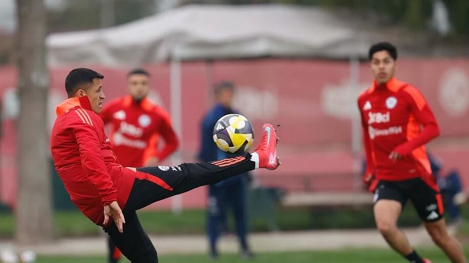 Ricardo Gareca probó esta tarde en Juan Pinto Durán con el primer equipo titular de la selección chilena de cara al partido de este jueves frente a Argentina.