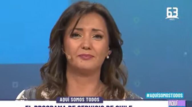 La periodista no pudo evitar emocionarse al momento de cerrar el último capítulo de "Aquí somos todos", que este viernes puso fin a su ciclo de emisiones en las pantallas de Canal 13.