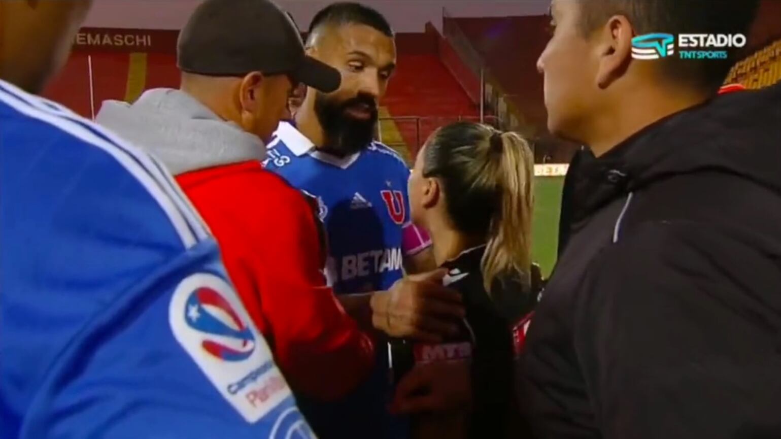 Ronnie Fernández encarando a Loreto Toloza