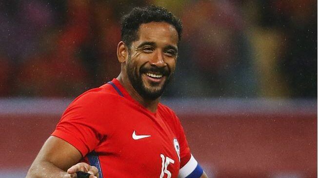 El exjugador chileno y actual panelista de Los Tenores, Jean Beausejour, se pronunció durante la jornada del Año Nuevo con un particular mensaje respecto a una antigua fotografía suya.
En la imagen, el otrora zaguero de La Roja aparece vestido con un traje formal, al lado de una mesa repleta de vasos y atrás se logra observar una botella de whisky.