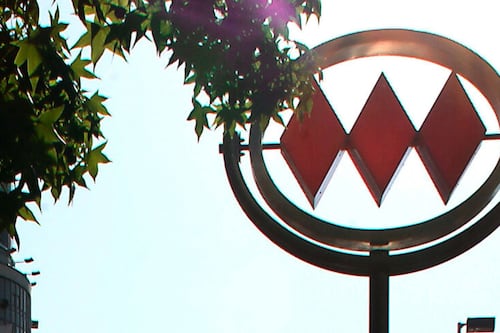¿Qué significan los rombos del Metro de Santiago?: origen y simbolismo del histórico logo
