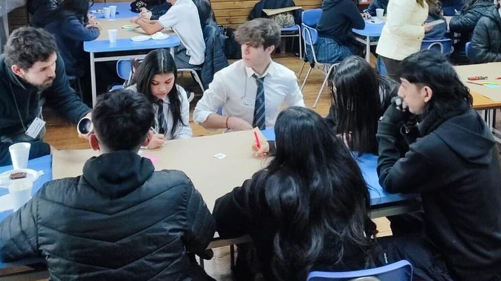 El "Bono por Logro Escolar", es un aporte económico estatal que estimula la inserción escolar y excelencia académica de personas que pertenezcan a los sectores más vulnerables en el país.