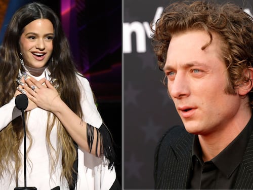 Rosalía y Jeremy Allen White se besan en público