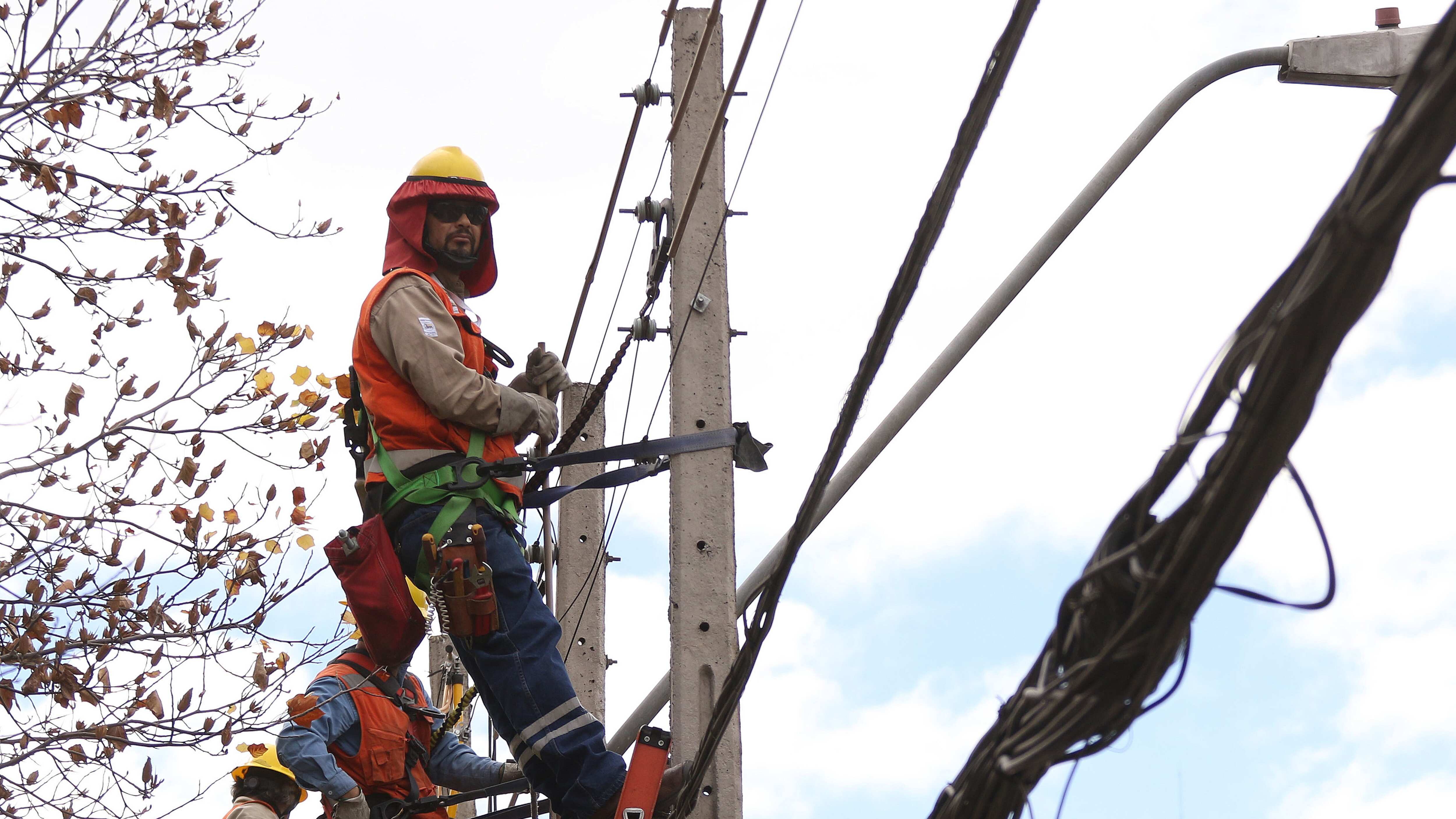 Cuadrillas de Enel trabaja reponiendo la energía tras los cortes de luz | 30 de Mayo del 2019/SANTIAGO
Cuadrillas de Enel, trabaja en terreno reparando los cortes de energía, en distintos punto de la ciudad.
FOTO: SEBASTIAN BELTRANGAETE/AGENCIAUNO