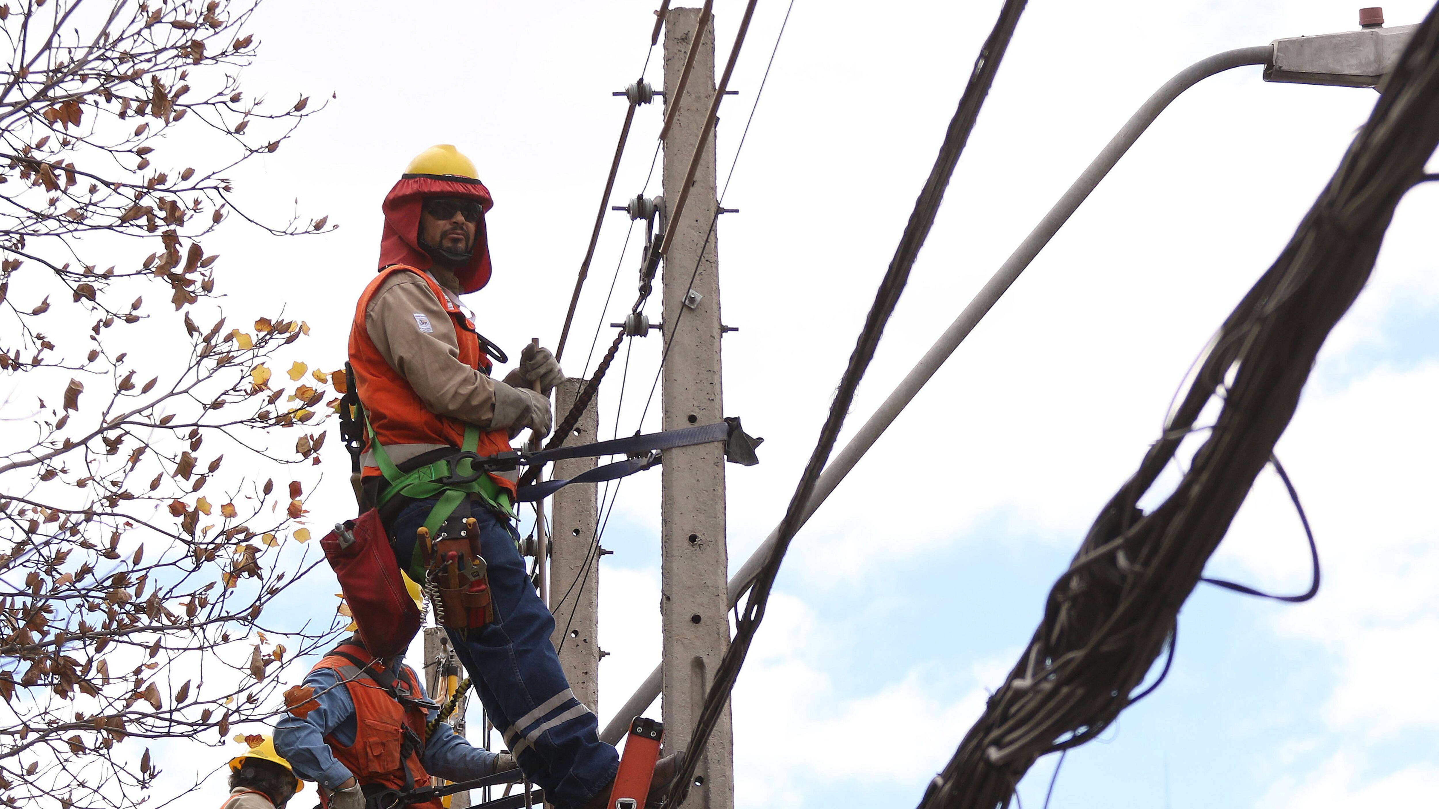 Cuadrillas de Enel trabaja reponiendo la energía tras los cortes de luz | 30 de Mayo del 2019/SANTIAGO
Cuadrillas de Enel, trabaja en terreno reparando los cortes de energía, en distintos punto de la ciudad.
FOTO: SEBASTIAN BELTRANGAETE/AGENCIAUNO