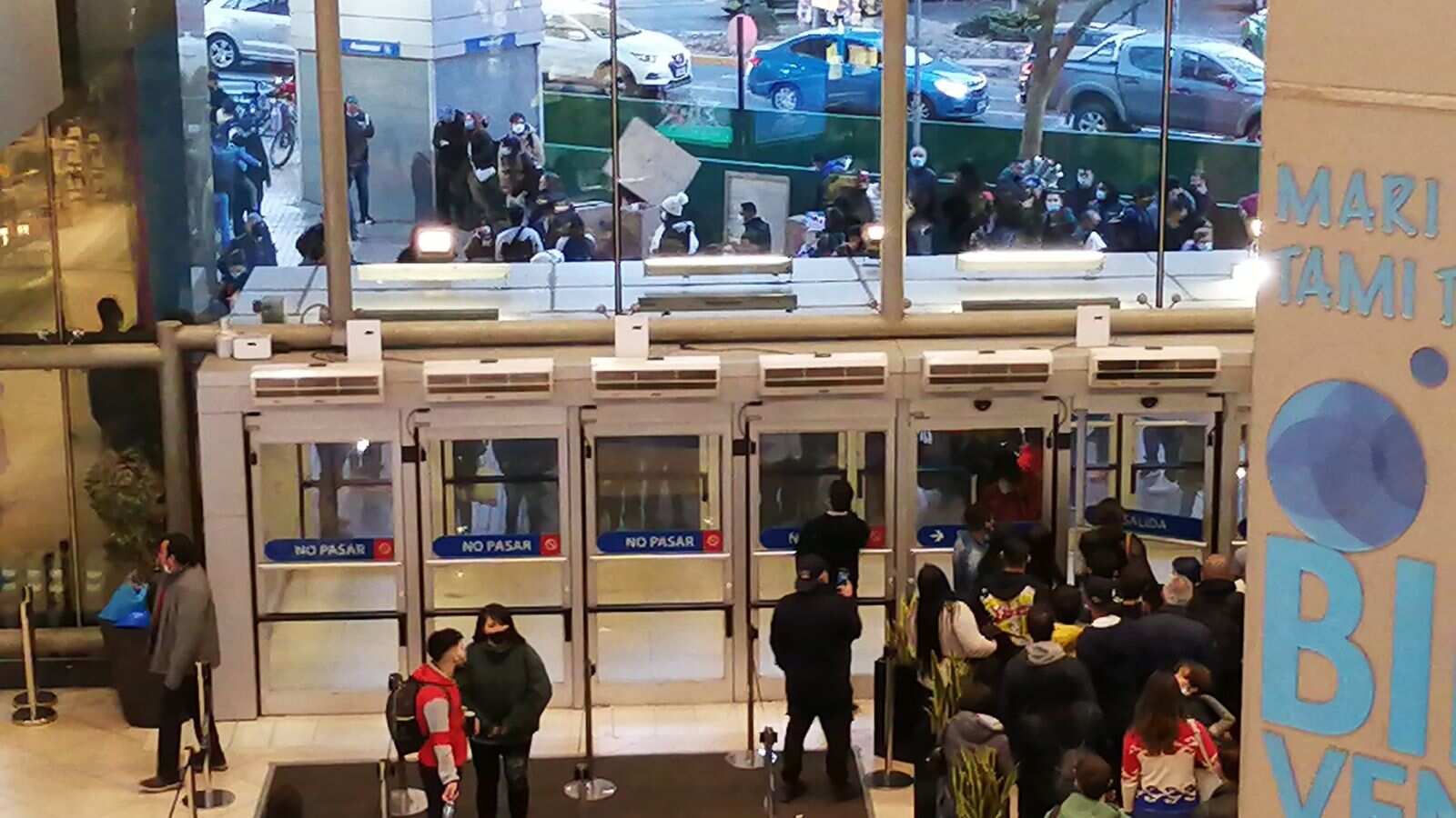 Dos jóvenes apuñalados tras grabación de videoclip en inmediaciones del Costanera Center