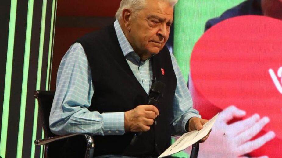 Hasta ahora la contabilidad de la Teletón era un misterio. Nadie sabía cómo se gastan los recursos que año a año se recaudan en las maratones televisivas solidarias que sostienen el trabajo de los 14 centros de rehabilitación que operan en todo el país. CIPER accedió al registro contable y halló que la ex directora ejecutiva de la fundación, y estrecha colaboradora de Don Francisco, Ximena Casarejos, emite boletas mensuales por más de $17 millones por concepto de “asesorías”, y que su yerno, el director de televisión Patricio López, ha recibido casi $100 millones por dirigir el evento televisivo. Otros asesores cercanos del animador Mario Kreutzberger también perciben montos millonarios por participar en la producción. Las 27 horas que dura la transmisión televisiva pueden costar cerca de $5 mil millones, un 15% del total de lo que se recauda.