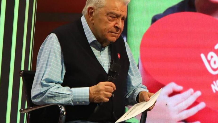 Hasta ahora la contabilidad de la Teletón era un misterio. Nadie sabía cómo se gastan los recursos que año a año se recaudan en las maratones televisivas solidarias que sostienen el trabajo de los 14 centros de rehabilitación que operan en todo el país. CIPER accedió al registro contable y halló que la ex directora ejecutiva de la fundación, y estrecha colaboradora de Don Francisco, Ximena Casarejos, emite boletas mensuales por más de $17 millones por concepto de “asesorías”, y que su yerno, el director de televisión Patricio López, ha recibido casi $100 millones por dirigir el evento televisivo. Otros asesores cercanos del animador Mario Kreutzberger también perciben montos millonarios por participar en la producción. Las 27 horas que dura la transmisión televisiva pueden costar cerca de $5 mil millones, un 15% del total de lo que se recauda.