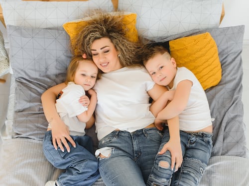 ¡Más que dos bebés! Descubre por qué cada mujer podría necesitar 2,7 hijos para el futuro