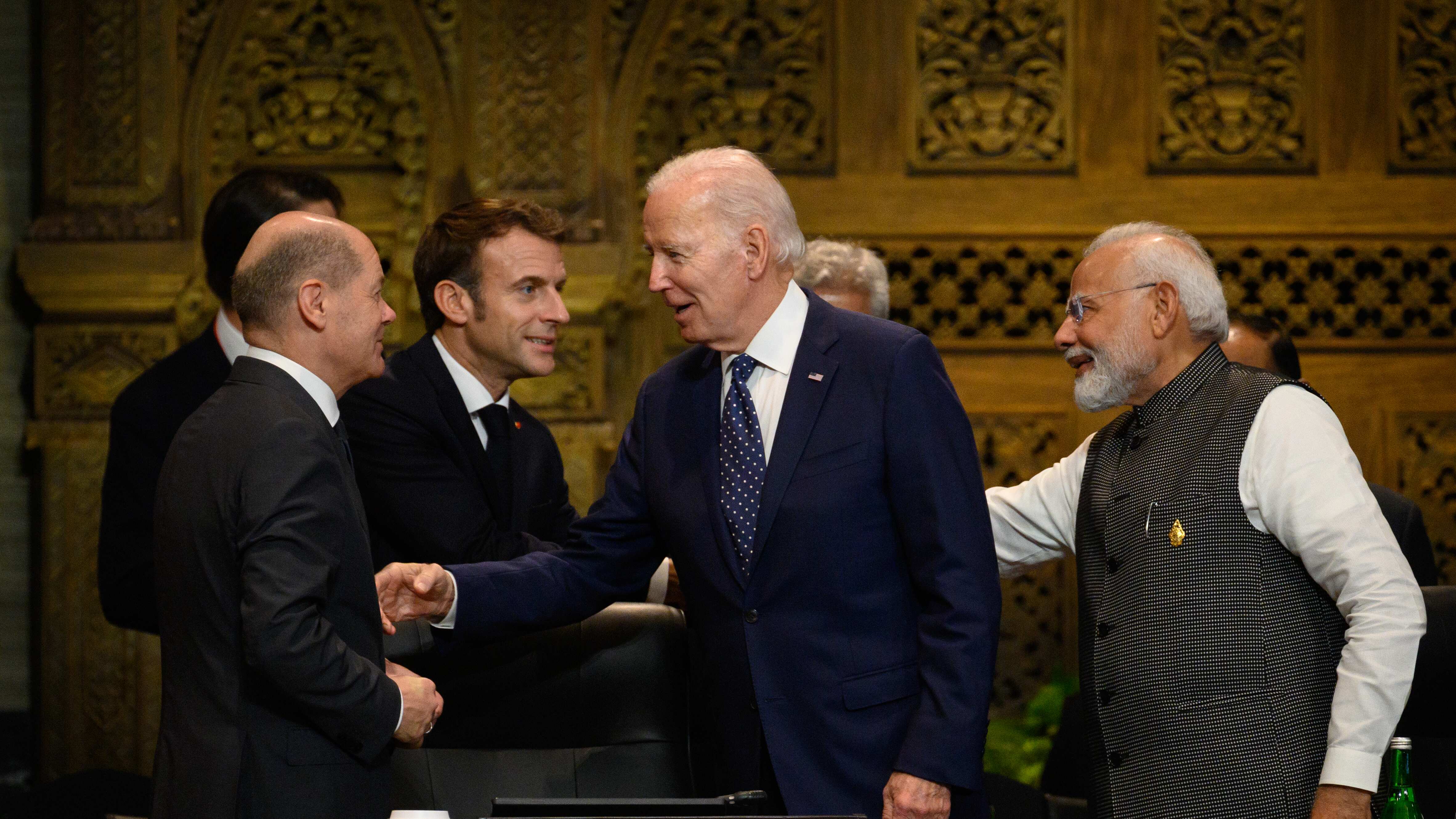 Izquierda a Derecha: El canciller Olaf Scholz de Alemania, el presidente Emmanuel Macron de Francia, el presidente Joe Biden de Estados Unidos y el primer ministro Narendra Modi de India conversan antes de una sesión de trabajo sobre seguridad alimentaria y energética durante G20.
