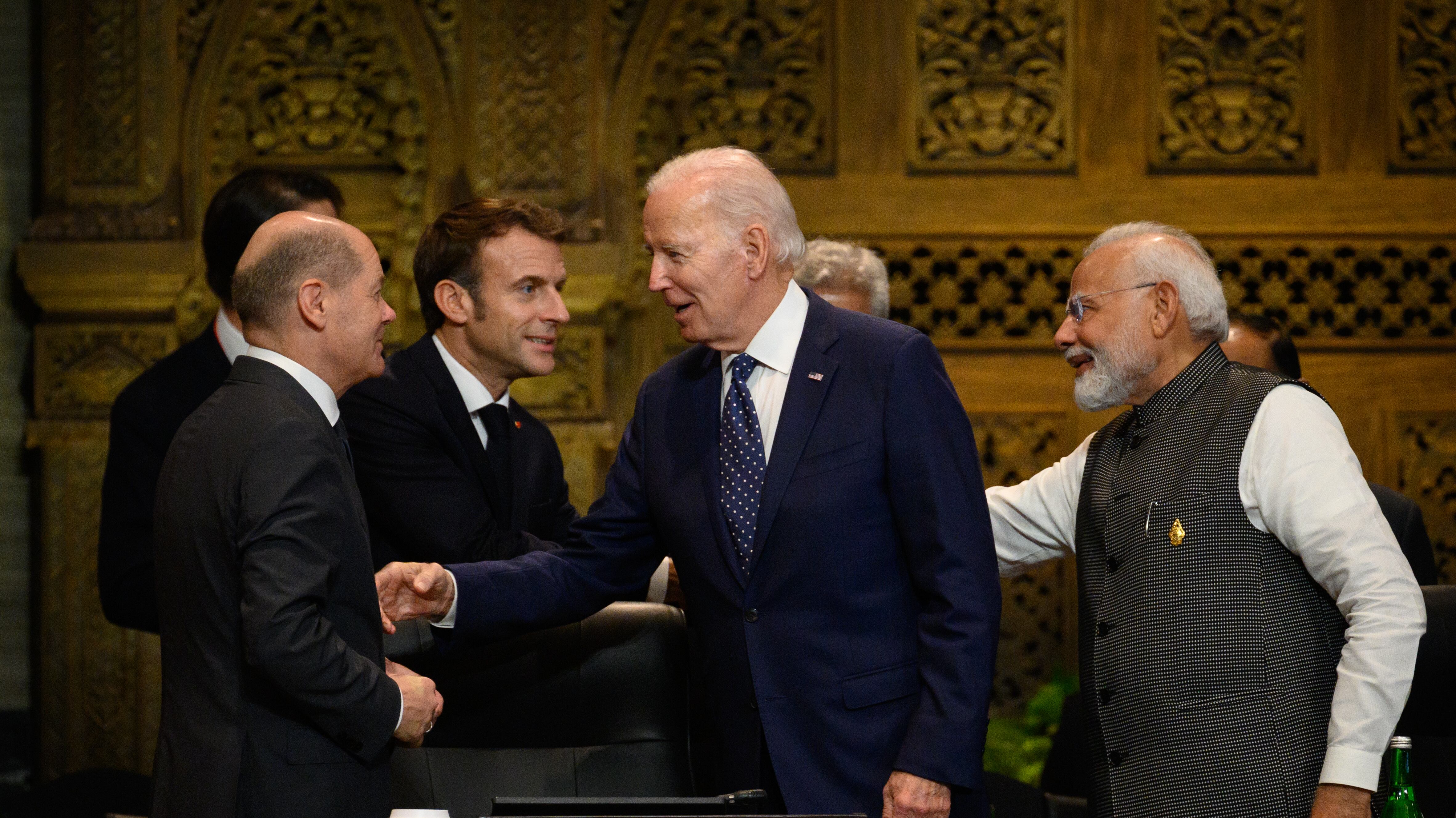 Izquierda a Derecha: El canciller Olaf Scholz de Alemania, el presidente Emmanuel Macron de Francia, el presidente Joe Biden de Estados Unidos y el primer ministro Narendra Modi de India conversan antes de una sesión de trabajo sobre seguridad alimentaria y energética durante G20.