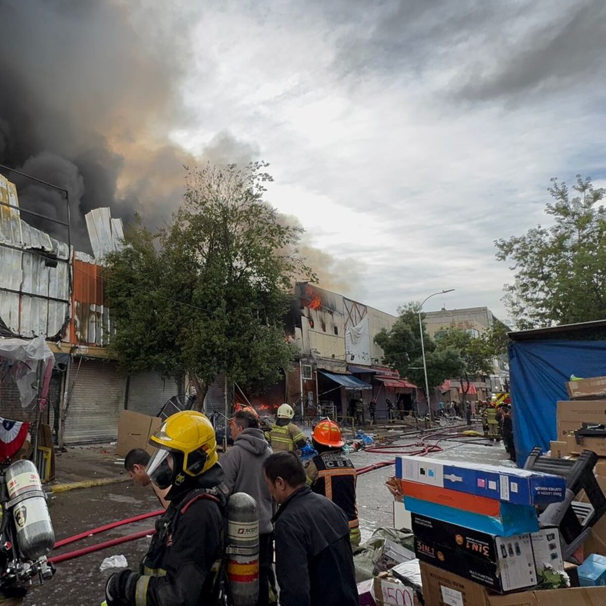 Reactivación de incendio en Barrio Meiggs: Bomberos luchan contra las llamas Reactivación de incendio en Barrio Meiggs: Bomberos luchan contra las llamas