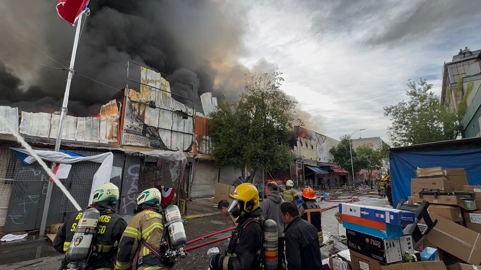 Se reactiva incendio en bodega de Barrio Meiggs: Bomberos trabajan para controlar las llamas