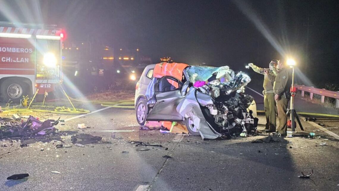 Cinco personas fallecidas y cuatro heridos dejó un trágico accidente automovilístico en la Ruta del Itata, en la comuna de Chillán Viejo, Región del Bío Bío. 
El hecho ocurrió durante la madrugada en el kilómetro 4 de la carretera que conecta con la ciudad de Concepción, luego que uno de los conductores perdiera el control del vehículo y se cambiara al otro lado de la calzada, impactando frontalmente con el auto que transitaba en sentido contrario.
El fuerte impacto provocó la muerte de los pasajeros, siendo uno de ellos un menor de edad. Respecto a los sobrevivientes, se reportó que tres se encuentran con heridas de gravedad. 
El tránsito en tanto quedó inhabilitado en ambos sentidos, siendo reanudado pasadas las siete de la mañana, informó Radio Bío Bío.