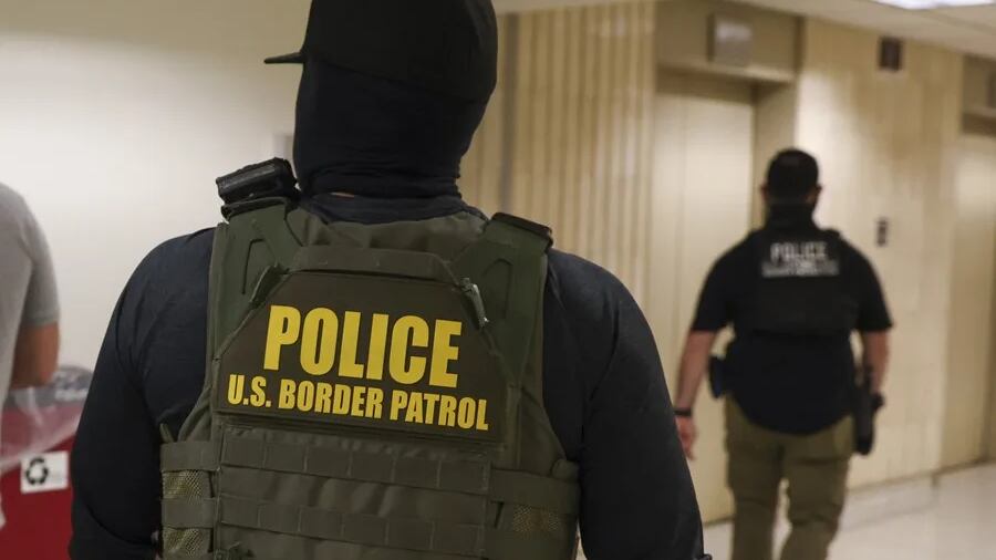 Fotografía de archvio de agentes federales de inmigración en Nueva York, EE.UU