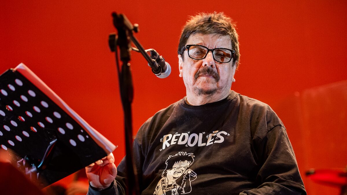 La Corte de Apelaciones de Santiago confirmó el fallo que ordena el pago de una indemnización al artista Luis Mauricio Redolés por daño moral, como víctima directa de torturas y vejámenes durante la dictadura.
El tribunal capitalino rechazó las excepciones de reparación del daño y de prescripción deducidas por el Fisco, ordenando aumentar el pago de la indemnización a $100 millones.
En específico, se trata de la arista civil del caso de Mauricio Redolés, en donde seis exagentes de inteligencia de la Armada fueron sometidos a proceso por el ministro en visita extraordinario, Max Cancino, por secuestro calificado y aplicación de tormentos hacia el artista.
Según la querella que presentó el músico y poeta nacional, en diciembre de 1973, durante la dictadura militar de Augusto Pinochet, fue trasladado a la Academia de Guerra Naval de Valparaíso, donde fue interrogado y torturado, al igual que durante su estadía en el Cuartel Silva Palma.
Por lo anterior, presentó una demanda civil ante el 9° Juzgado Civil de Santiago, pidiendo una indemnización por daños y perjuicios, instancia que ordenó el pago de $80 millones por daño moral, como víctima directa de torturas y vejámenes.
Según alegó su defensa, "los padecimientos inferidos al demandante, atendida su entidad y la edad que registraba a la época de su ocurrencia, le provocaron traumatización extrema, que se traduce en una permanente emocionalidad de incertidumbre y terror sobre su situación, generando un cuadro de disfuncionalidad familiar grave que no solo ha dejado huellas en su vida, sino también un daño transgeneracional, además de la alteración de su proyecto vital".
Sin embargo, el Fisco apeló argumentando la prescripción de los delitos, entre otras cosas, lo que motivó a la defensa de Redolés a replicar a través de una adhesión a la apelación, pidiendo aumentar el monto de indemnización.