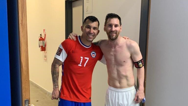 Medel y Messi, en buena onda