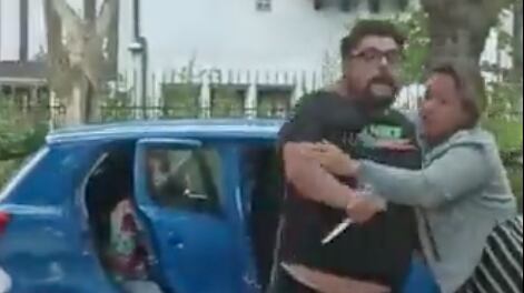 Hombre amenaza a mujer e hija