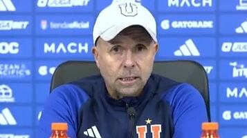 El entrenador de la U en conferencia de prensa.