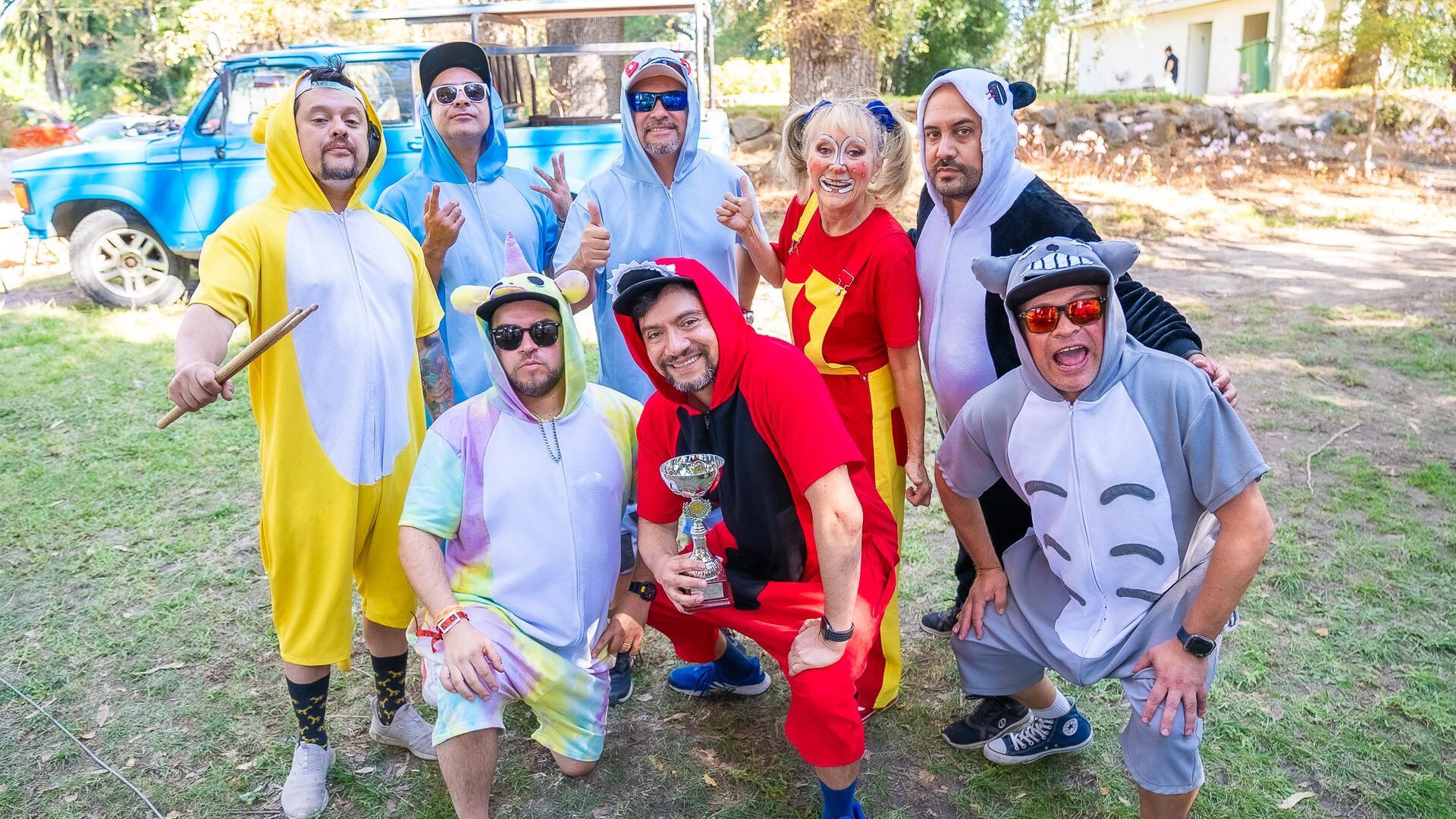 Esta especial colaboración con la Tía Pucherito, que debutó el año pasado con “Hola Don Pepito”, hoy da un nuevo paso con el lanzamiento de “El Auto de Papá”, que ya está disponible en las plataformas de música.
La nueva versión de “El Auto de Papá” destaca por su energía y marcada impronta rockera, sin abandonar su entrañable aire familiar, propicio para que la dulce voz de la Tía Pucherito sobresalga y lleve al público de todas las edades a viajar a través del tiempo y los recuerdos.
“El Auto de Papá” es un clásico infantil de autoría del destacado músico, actor y director teatral argentino Enrique Fischer, conocido como ‘Pipo Pescador’. Esta nueva versión fue grabada en Estudio del Sur en mayo de 2024, bajo la producción musical de Andrés Godoy, la ingeniería de sonido de Felipe Castro ‘Felicaster’ y la participación de los niños del Colegio Trupam de Conchalí, en los coros.
El single será estrenado en vivo durante la intensa agenda de presentaciones de Sinergia Kids y la Tía Pucherito, primero celebrando el Día del Niño y luego, el 19 y 20 de septiembre, en el marco de la legendaria Yein Fonda que regresa este año a Ñuñoa (Parque Estadio Nacional), entre otras fechas.
Sinergia Kids se ha consolidado como uno de los shows más populares y elogiados por el público. En el verano 2023-2024 la banda completó una intensa agenda de más de una treintena de presentaciones a lo largo de Chile, sumando a sus filas a la recordada animadora y cantante Tía Pucherito como invitada especial a su show.
“Fue muy lindo hacer nuevamente esta canción que tiene tantos años. Es una experiencia doblemente fantástica, porque conocí el Estudio del Sur, que me impactó por su infraestructura y por el entorno donde está ubicado en María Pinto, y por otro lado, compartir una sesión de grabación con los chicos de Sinergia, ya que son tremendos músicos”, destacó, la Tía Pucherito.