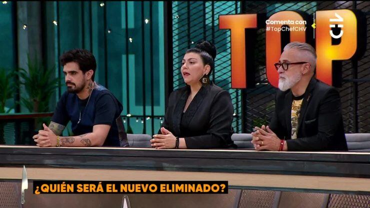 A pesar que la noche del martes se vio por las pantallas de Top Chef VIP a Máximo Bolocco conquistando el paladar de la chef Fernanda Fuentes -asegurándose un cupo en el repechaje con la dulce receta de pie de limón que le enseñó su madre Cecilia- lo cierto es que en tiempo real su situación sería totalmente diferente.
Según adelantó el medio El Filtrador, haciéndole honor a su nombre, filtraron que Máximo Bolocco es el nuevo eliminado del programa de concurso culinario de CHV.
“Como cada semana, algunos famosos no logan convencer a los jueces Sergi Arola, Fernanda Fuentes y Benjamín Nast y (...) dado que el espacio ve partir a un participante tanto martes como viernes de cada semana...Mientras Carlyn Romero dejó la competencia el martes pasado, en esta oportunidad la nueva “baja” de Top Chef VIP fue nada menos que Máximo Bolocco”, publicó el citado medio.
Si bien, se desconoce contra quién perdió y cuál fue la preparación que quemó sus deseos de convertirse en el ganador de Top Chef VIP, al parecer dejó con gusto poco al implacable jurado.
Máximo Bolocco comenzó sus grabaciones a finales de enero y recién el pasado lunes 12 de febrero se vio en pantalla, cuando fueron presentados junto a Gissella Gallardo, Marcial Tagle y el comediante Gringo mode on.