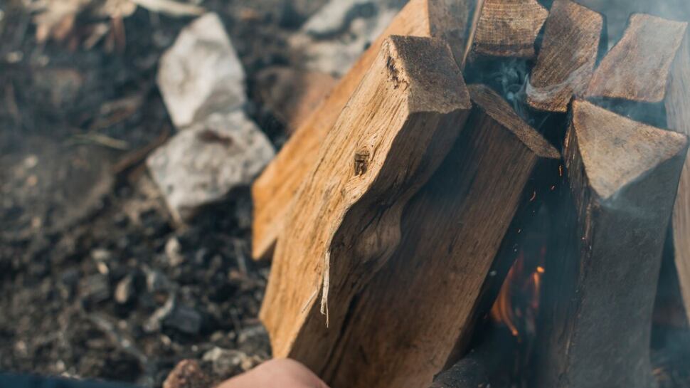 Hoguera de alto ángulo con humo.