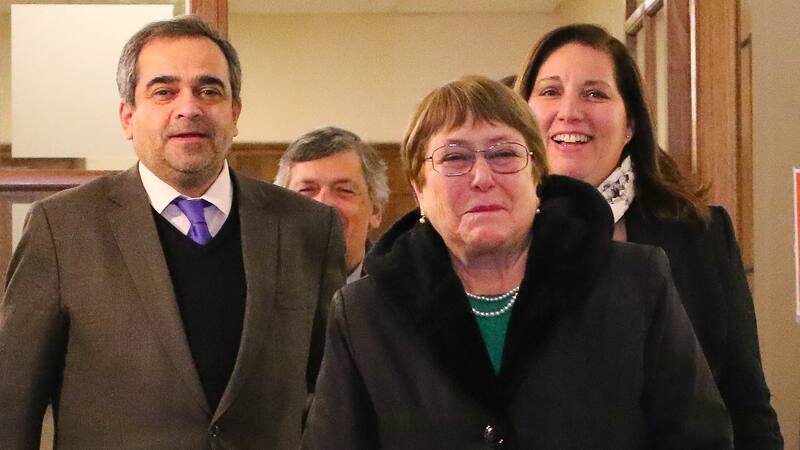 Michelle Bachelet, en una reunión con los líderes del PPD, el PC y el PS. / AGENCIAUNO