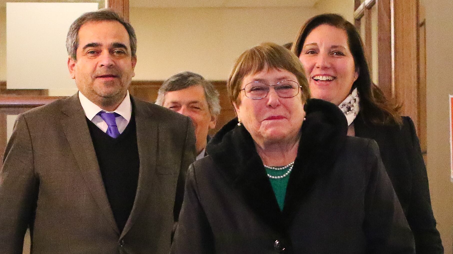 Michelle Bachelet, en una reunión con los líderes del PPD, el PC y el PS. / AGENCIAUNO