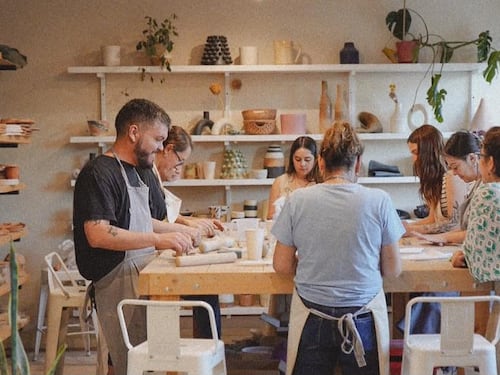 Cada vez más personas buscan hobbies para cuidar su salud mental: escuela de cerámica apuesta por espacios diseñados para el bienestar