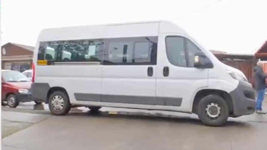 Delincuentes asaltan a furgón escolar