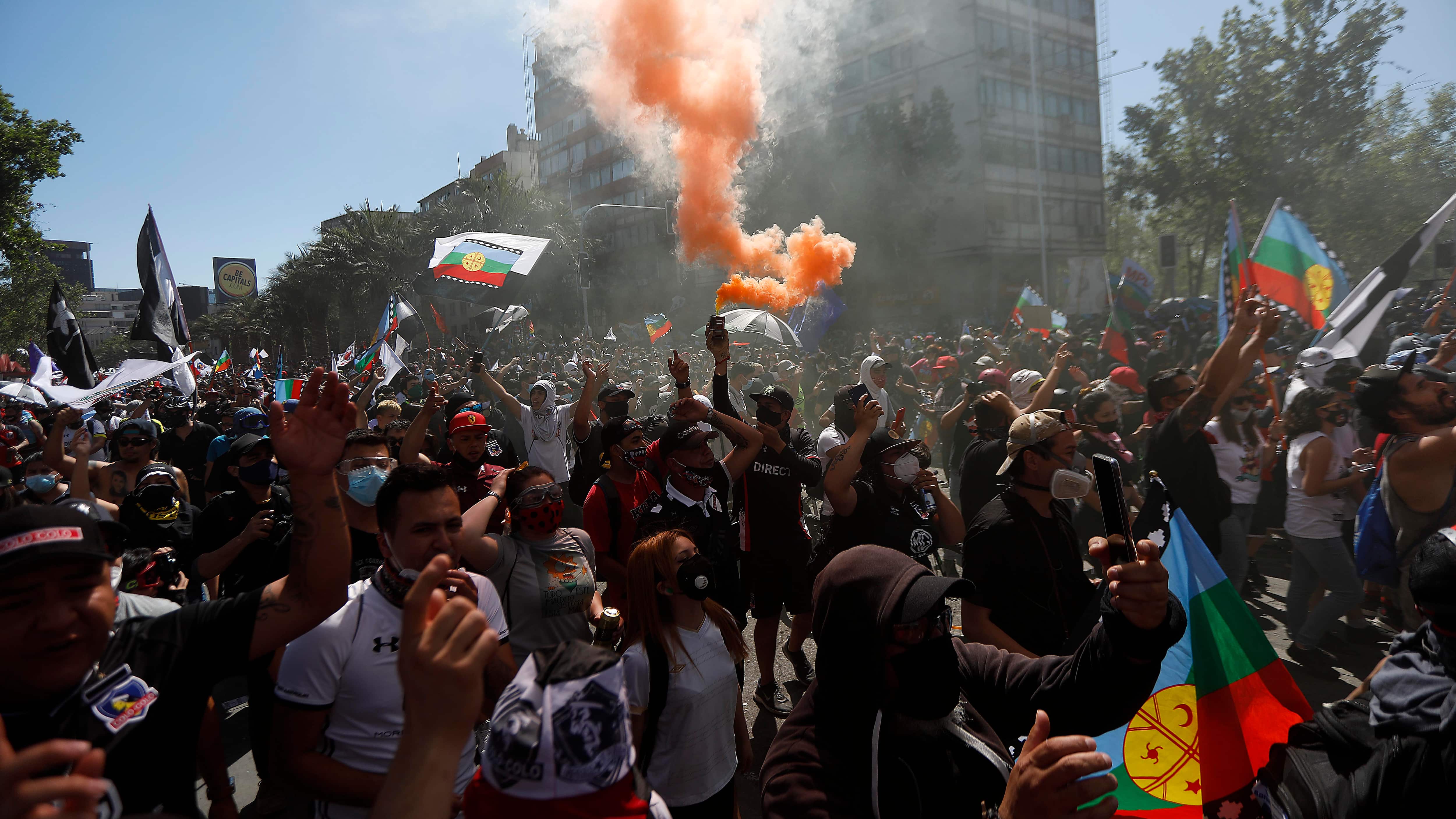 Comienza concentracin en Plaza Baquedano por aniversario del estallido social | 18 de Octubre de 2020/SANTIAGO 
Varias personas se manifiestan,durante la conmemoracin del 18 de Octubre en Plaza Baquedano.
FOTO:CRISTOBAL ESCOBAR/AGENCIAUNO