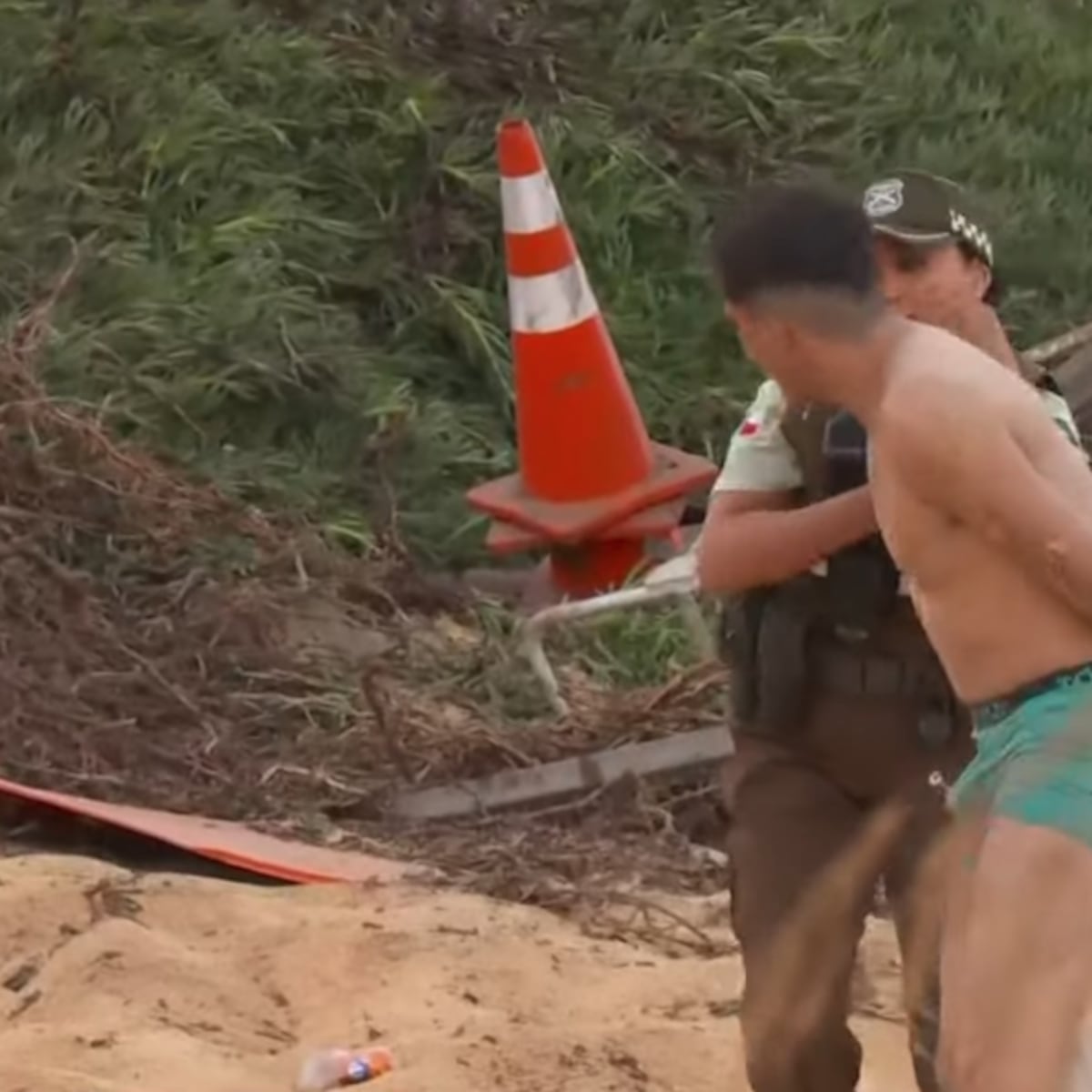 Vuelco de camión en San Bernardo: chofer se quitó la ropa tras accidente Vuelco de camión en San Bernardo: chofer se quitó la ropa tras accidente