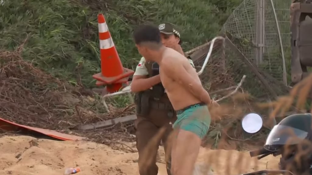 Vuelco de camión en San Bernardo deja escena insólita: chofer se quitó la ropa tras el accidente