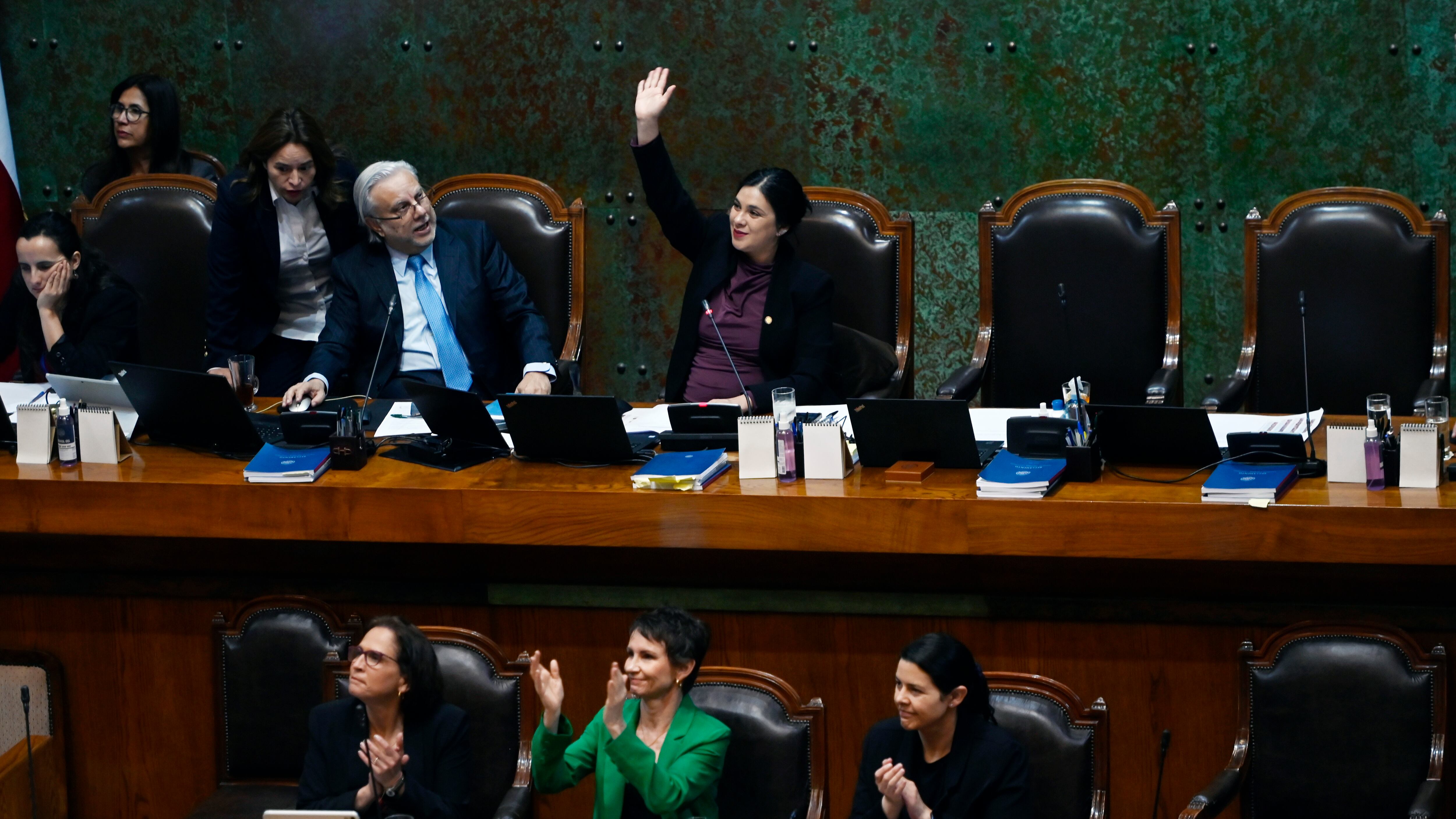 Carolina Tohá celebra en la testera de la Sala la aprobación del proyecto. / AGENCIAUNO