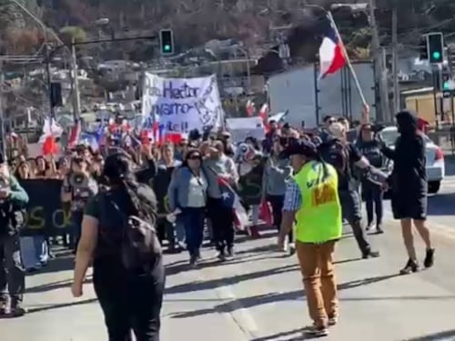 Vecinos de Lirquén protestan por demora en entrega de ayuda tras perder sus viviendas en incendios forestales