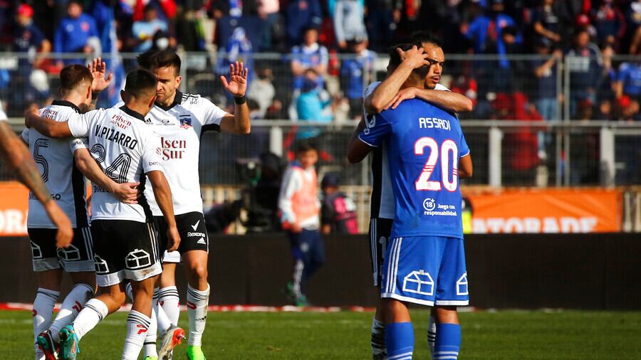Gabriel Suazo consolando a Lucas Assadi