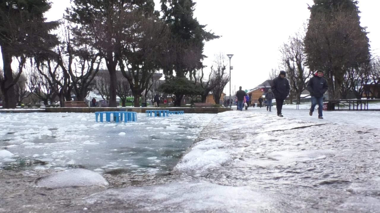Los meteorólogos lo habían advertido. Tras las intensas lluvias en la zona centro sur, se venían las heladas. Pero, el frío en la ciudad de Balmaceda, en la Región de Aysén, tuvo la temperatura más baja en todo el mundo, marcando -21 grados.
Si bien, informaron en CNN Chile, que el récord mundial data del año 1924, en el este de Siberia -que tuvo un frío polar de -72 grados- la gran diferencia es que la localidad ubicada en la comuna de Coyhaique es una zona poblada con más de siete mil habitantes.
Para ser más exactos, la zona fronteriza con Argentina, ubicada al oriente de la cordillera de Los Andes, marcó en el termómetro -21,9 grados, a las 06:38 horas.
De igual forma, desde Meteorología, destacaron que el récord no consideró la Antártica, que marcó -71,7 grados.
Históricas heladas en Balmaceda
Además, desde Radio Cooperativa aclararon que los -21,9 grados, tampoco son los más bajos que se han registrado en Balmaceda, puesto que en 1958 las heladas casi llegan a los -30°.
“Tenemos el récord histórico con 28,3 grados bajo cero el año ‘58, así que es una temperatura que no es habitual, pero la historia nos dice que han habido incluso temperaturas más bajas en esa zona de nuestro país”, indicó el meteorólogo Andrés Moncada, de la Dirección de Meteorología, en el programa Lo Que Queda del Día.
Finalmente, el experto puso paños fríos, o tibios más bien, señalando que este régimen anticiclónico se irá debilitando y comenzarán a aumentar las temperaturas, aunque siempre bajo cero.
“En Balmaceda estamos esperando en torno a los -11 de temperatura mínima, que es 10 grados más cálida que lo que se registró el día de hoy, así que se van perdiendo esas temperaturas tan extremas en esa zona de nuestro país a partir del día de mañana”, detalló.