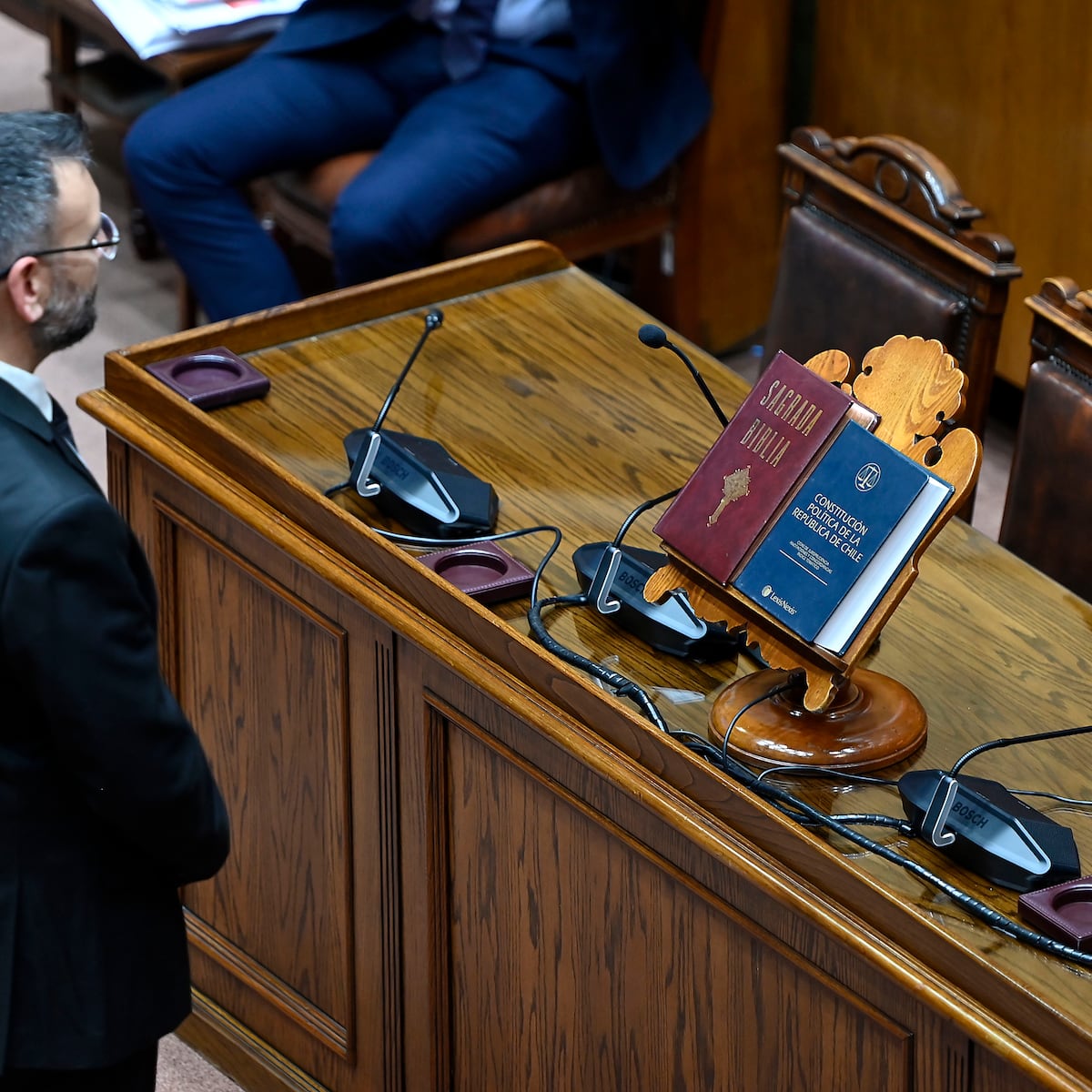 Tomás de Rementería asume como senador tras destitución de Isabel Allende Tomás de Rementería asume como senador tras destitución de Isabel Allende