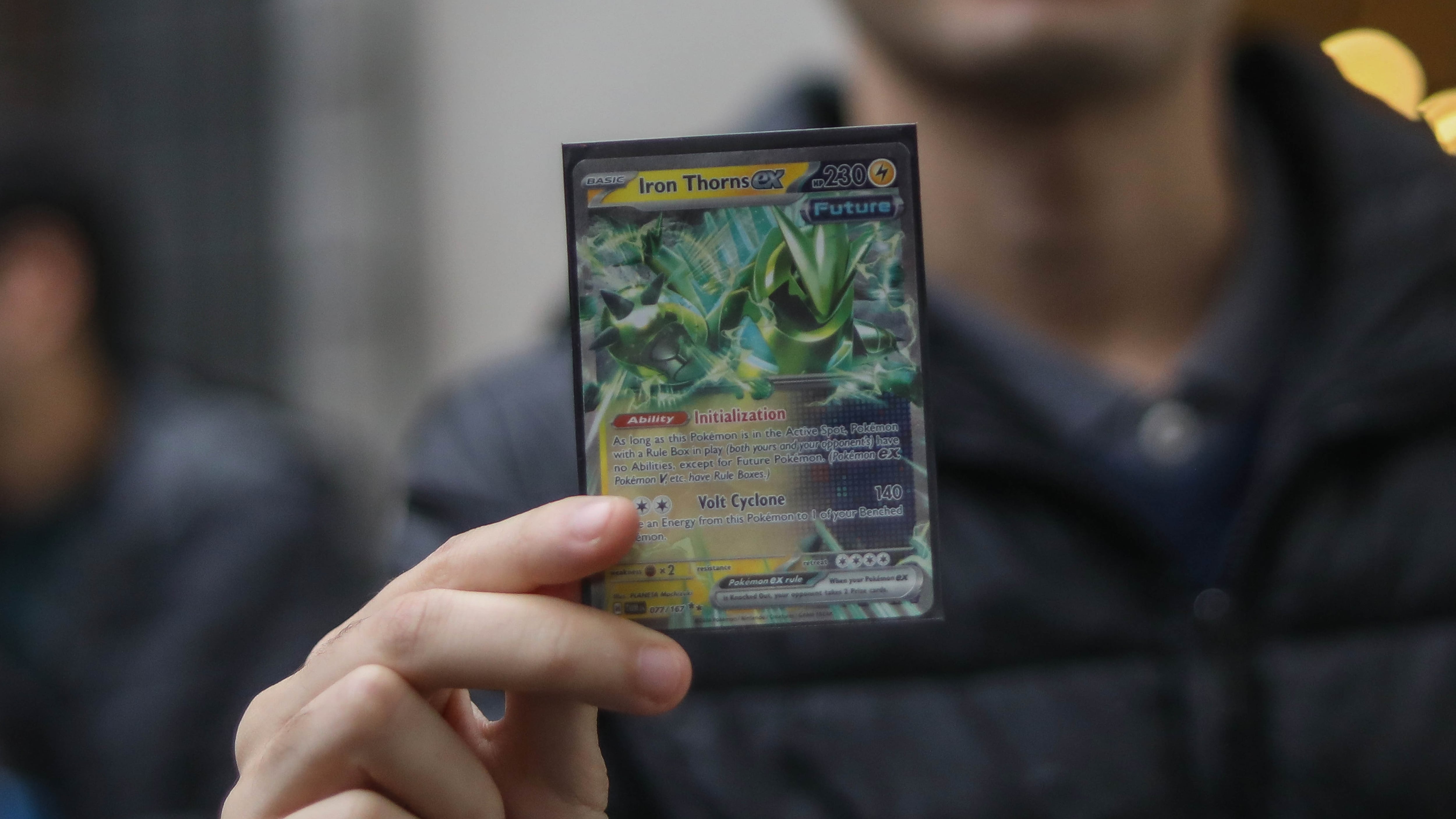 LA MONEDA: 29 de agosto del 2024 | 29 de agosto de 2024/SANTIAGO
El campeón mundial de cartas Pokemon, Fernando Cifuentes, llega al Palacio de La Moneda, para ser recibido por la ministra Secretaria General de Gobierno, Camila Vallejo. En la imagen, Fernando Cifuentes, muestra la carta que lo hizo ganar el campeonato mundial de cartas Pokemon.
FOTO: SEBASTIAN BELTRAN GAETE / AGENCIUNO