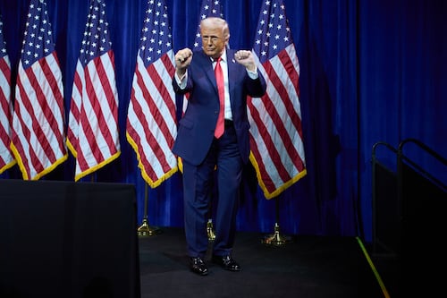 Donald Trump dice que Estados Unidos no está en guerra con Venezuela y que él controla el país