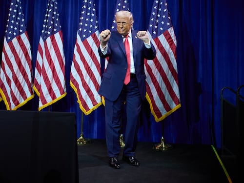 Donald Trump dice que Estados Unidos no está en guerra con Venezuela y que él controla el país