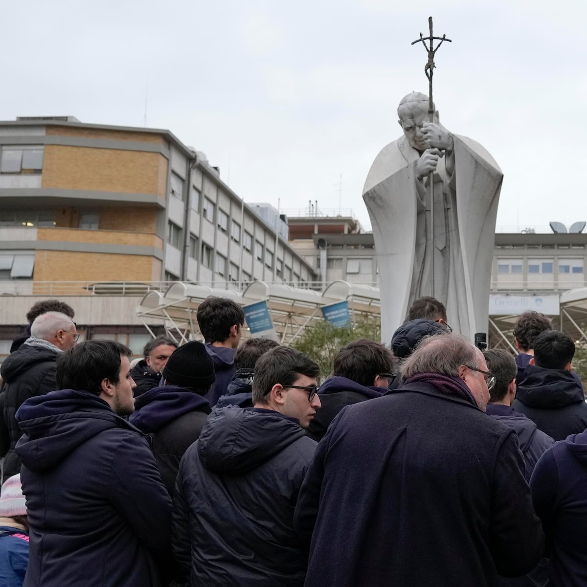 Papa Francisco conectado a ventilación mecánica por crisis respiratoria Papa Francisco conectado a ventilación mecánica por crisis respiratoria