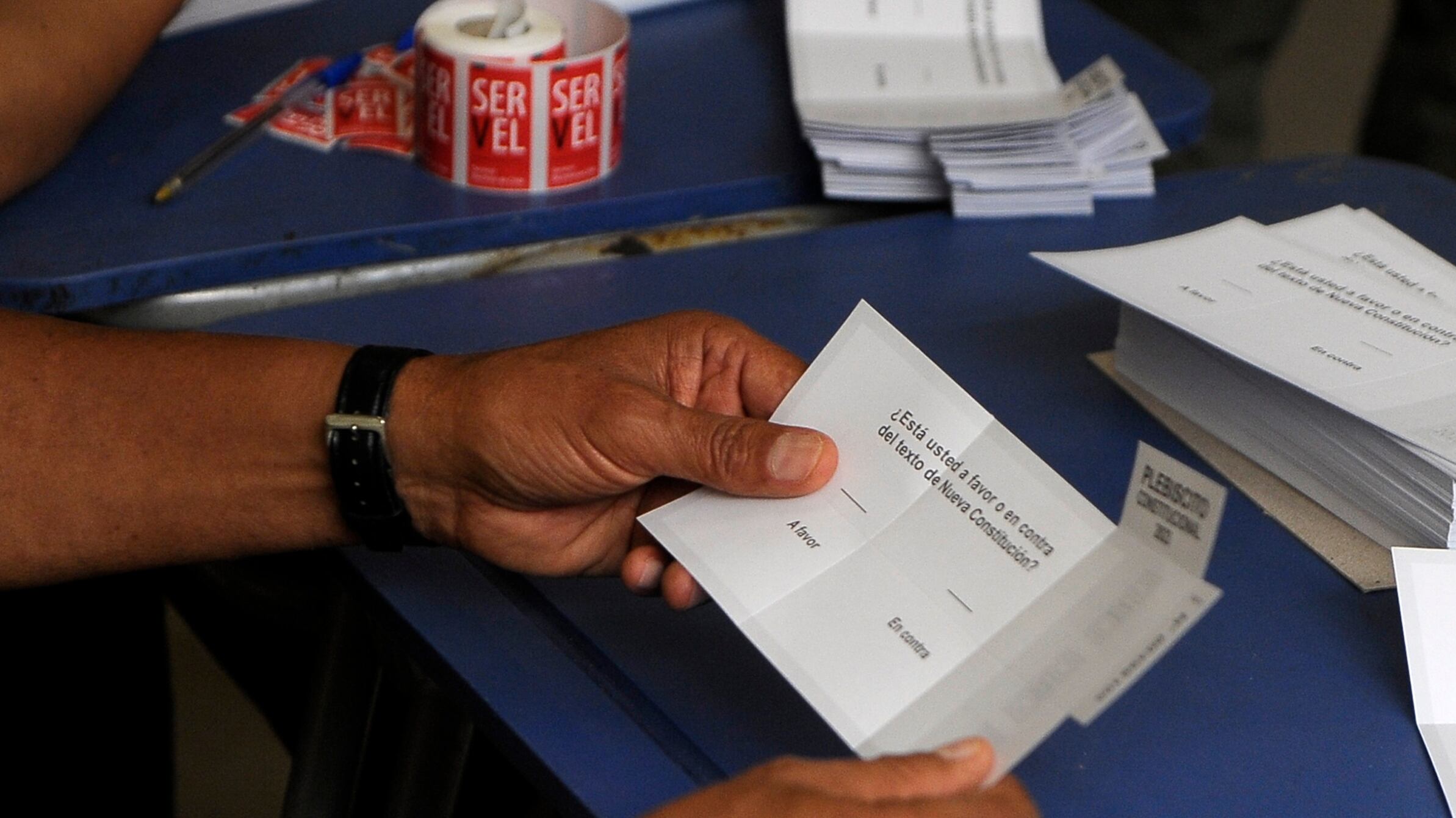 Casi dos tercios del valor de 1 UF será el bono que recibirán los vocales de mesa designados definitivamente para las elecciones regionales y municipales del próximo 26 y 27 de octubre en el país.
