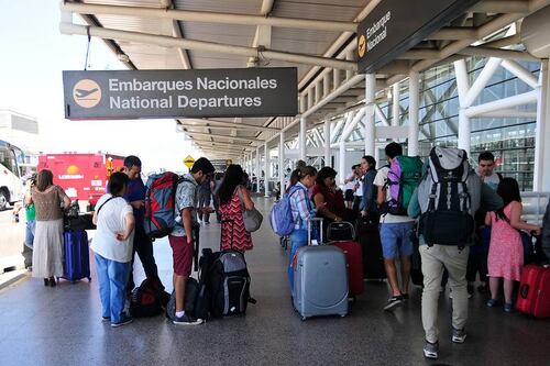 Endosar pasajes: el proyecto que busca favorecer a los viajeros, pero que las aerolíneas miran con atención