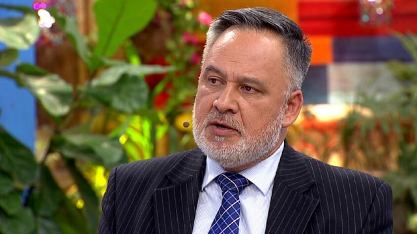 El abogado Aldo Duque generó estrago en redes sociales, tras publicar una macabra historia que le ocurrió a una mujer, quien lo contactó como clienta para que lo representa ante un cruel crimen contra su madre y la pareja de ella, cuyos cuerpos habrían sido comidos por los homicidas.
“Una mujer me llama, desesperada, y me cuenta mataron a mi madre y a su pareja, necesito que me ayude´”.
Según contó, pensó que se trata de un homicidio más, pero para su sorpresa se trataba de un caso infinitamente más terrible, ocurrido en una comuna de Santiago Poniente.
”Su respuesta me petrifica. ‘Después de matarlos los descuartizaron y sus restos los asaron en un parrilla que pusieron afuera de la casa e, incluso, invitaron a los vecinos a servirse y lo que no comieron se lo dieron a los perros’”, le dijo.
Pero, ante la incredulidad, la mujer de nacionalidad chilena le mostró pruebas de lo que decía era totalmente cierto.
Aldo Duque denunció canibalismo en la vía pública
“No podía creerlo hasta que me mostraron la evidencia. Mañana, al medio día, la acompañaré al Centro de justicia para hacerme cargo del caso. Me pide que no de su identidad pues está amenazada, pero que lo haga publico porque tiene miedo. Cumplo su deseo”, terminó su publicación.
Publimetro se contactó esta mañana con el abogad, quien le confirmó que se encontraba en el Centro de Justicia realizando la denuncia del macabro crimen.
En la red X Aldo Duque respondió a los comentarios de los cibernautas, agregando otro dato más revelador. Habrían videos del los graves hechos.
“Ni se imagina el nivel de los videos don Rodrigo”, le respondió a un usuario que comentó la historia, reiterando que “Es todo completamente cierto”.
De igual forma, hubo quienes no creyeron en la publicación y lo acusaron de estar inventado una “historia de Netflix”.