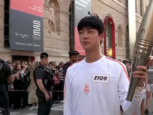 Jin de BTS hace historia al ser el primer idol coreano en portar la antorcha Olímpica en París