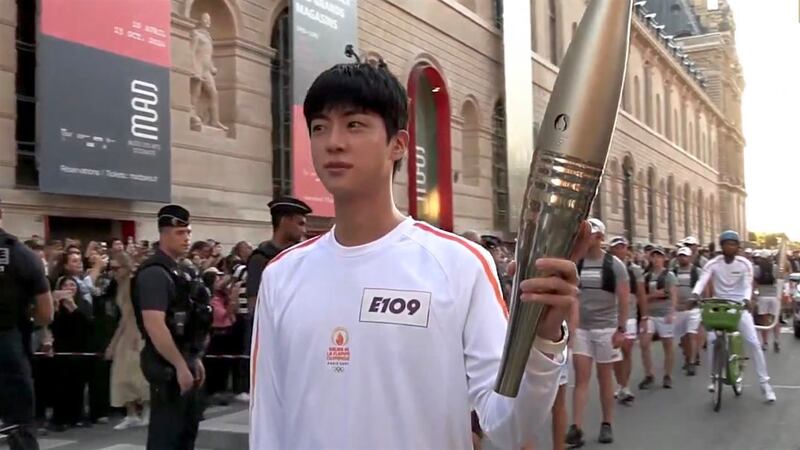 Jin de BTS hace historia al ser el primer idol coreano en portar la antorcha Olímpica en París