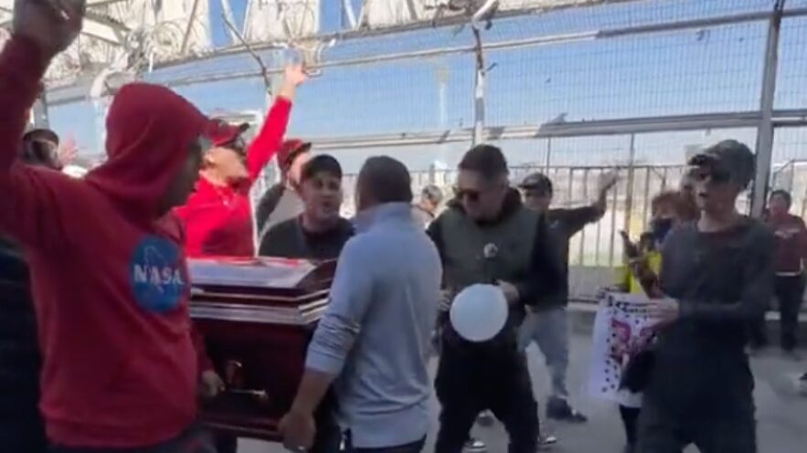 El cortejo fúnebre del "Guatón Carlos" en el Monumental